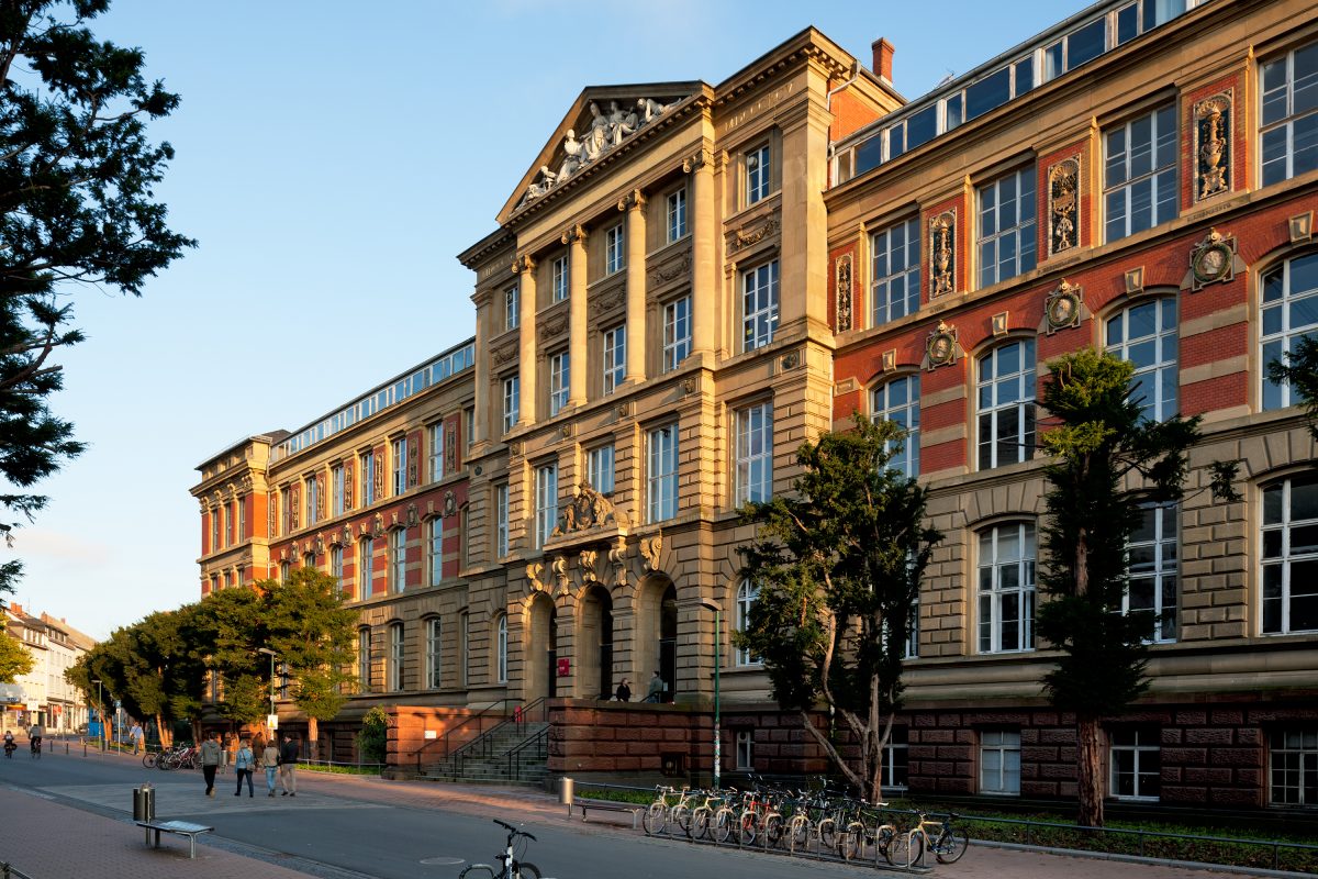 Altes Hauptgebäude der TU Darmstadt angestrahlt von der Sonne.